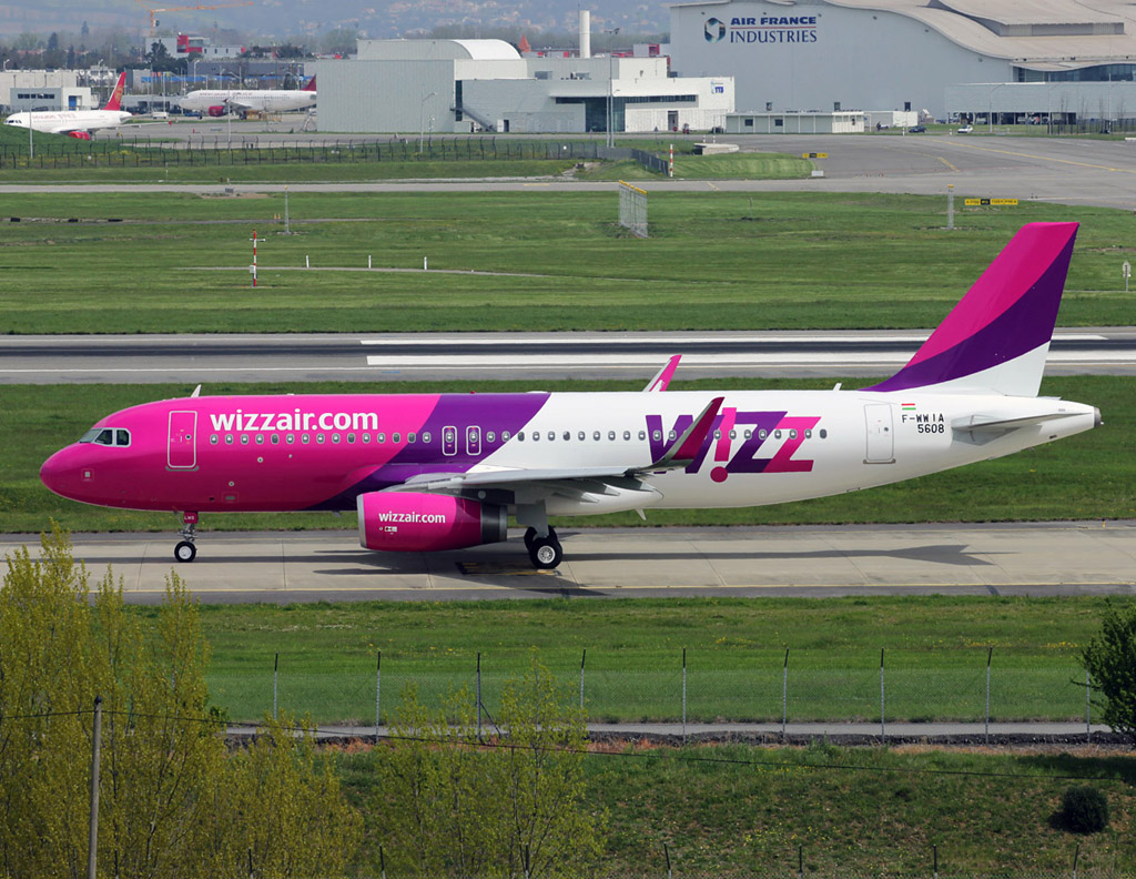 Wizz ереван. Wizz Air a319. Wizz Air a220. Wizz Air 747. 5w7014 Wizz Air.