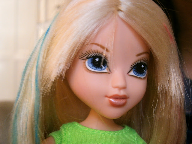 Avery Doll with Hair streaks magic colours