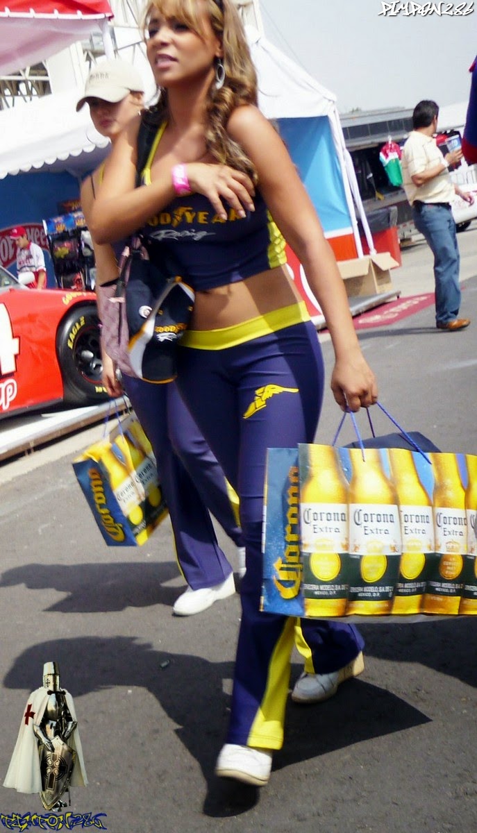 Edecanes de “Goodyear Racing" en Lycras Spandex Embarradas Candidmix