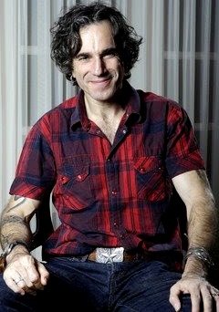 Daniel Day-Lewis Foto de Daniel Day-Lewis sonriendo sentado