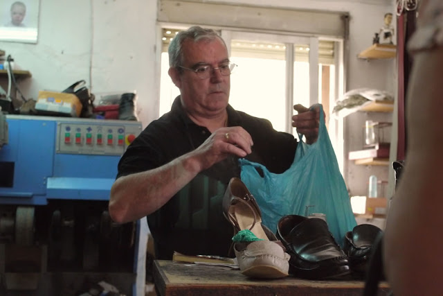 Aventuras Albertina Angel, de profesión zapatero.