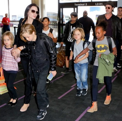 Hijos de Angelina Jolie y Brad Pitt Foto de Angelina Jolie y Brad Pitt en el aeropuerto con sus pequeños