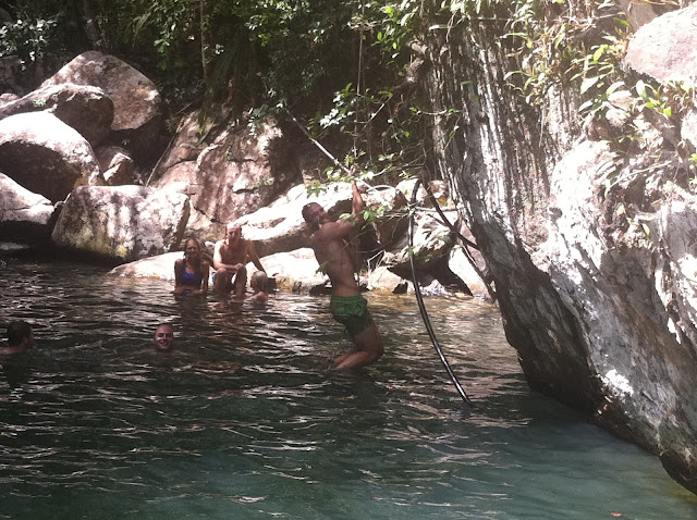 Antonio haciendo de Tarzan y de mono a la vez Antonio haciendo de Tarzan y de mono a la vez