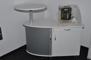 Colour up your office !: Mobiler Kaffeeschrank für die Party im Büro