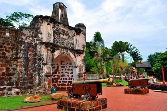 Sisa kubu yang dibina oleh penjajah portugis untuk mencegah kemaraan serangan dari Sultan  Kota A Famosa 2019, Tempat bersejarah di Melaka yang menarik dan unik!