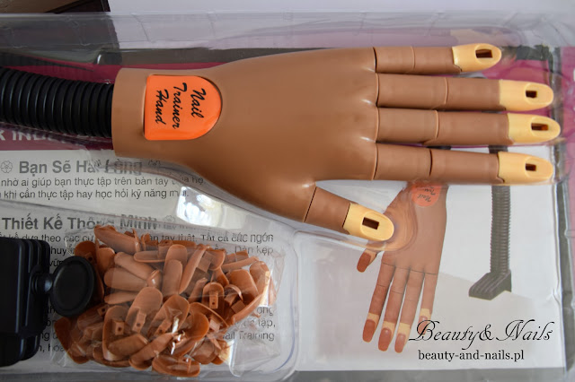 Nail Training  Hand - ręka, dłoń do ćwiczeń.