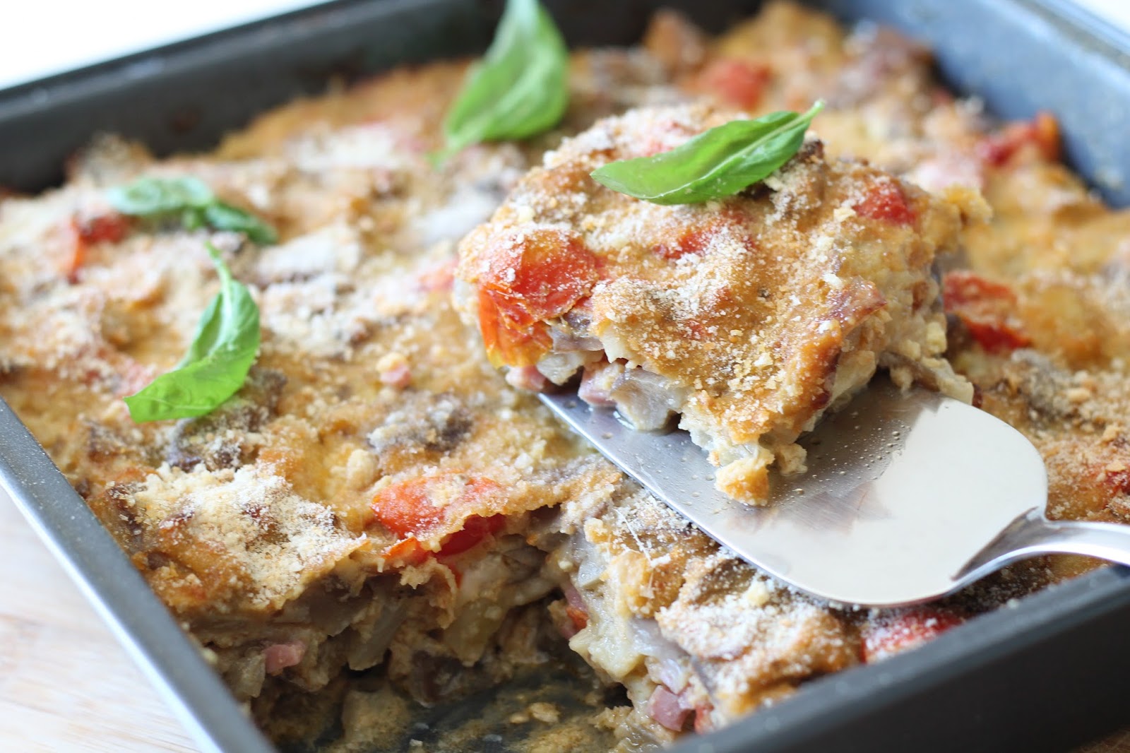 запеканка из баклажанов с сыром. греческая мусака с баклажанами. брокколи с баклажанами запеканка. греческая мусака с брынзой. мусака по болгарски.