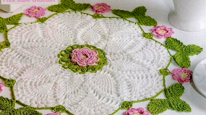 Bella carpeta blanca con centro y bordes de flores y hojas