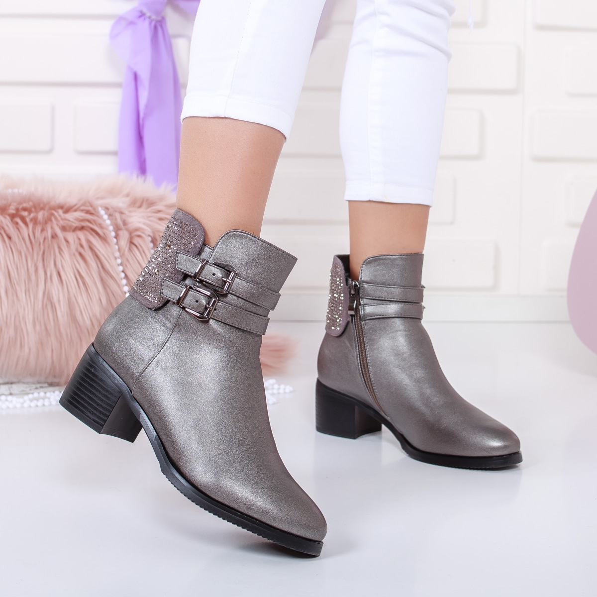Botine cu toc mic gros argintii la moda pentru iarna Botine cu toc mic gros argintii la moda pentru iarna