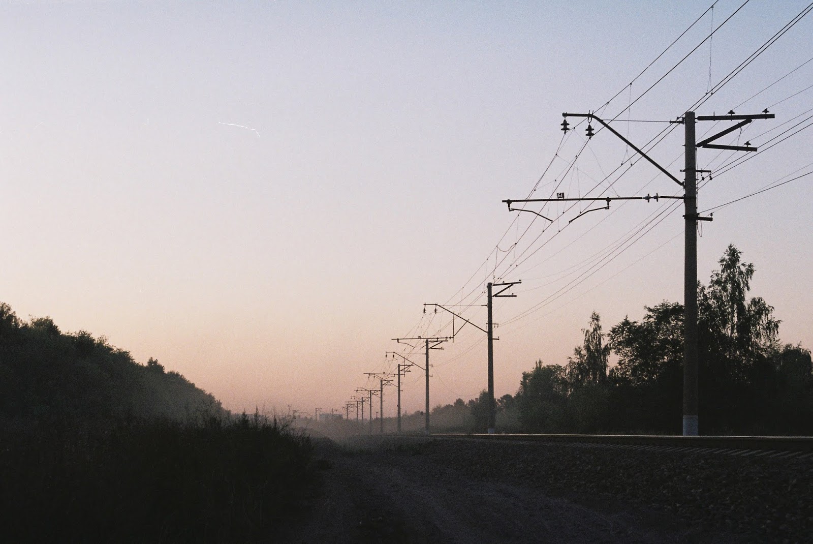 бьющий в апрельское небо над припятью. 04. природа москвы весной. чернобыль фон для слайда. апрельское небо.