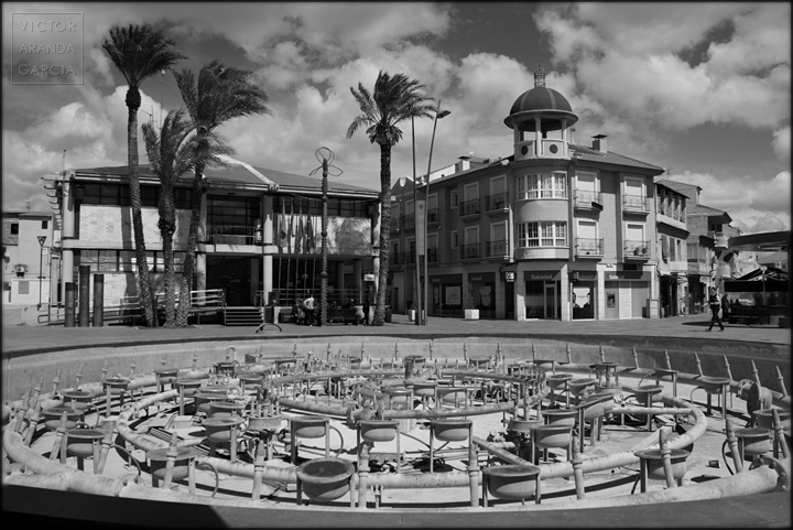 El ayuntamiento, el banco, la fuente vacía: la plaza del pueblo fuente,vacia,ceuti,murcia,fotografia,plaza,pueblo,arriba,extraña,serie,arte