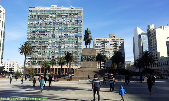 Praça Independência vista em direção à Ciudad Vieja Praça Independência vista em direção à Ciudad Vieja