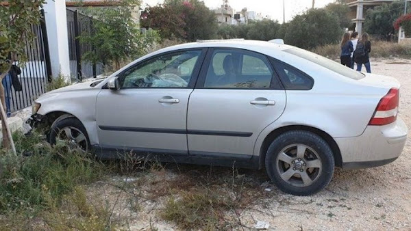 Ανήλικοι πήραν κρυφά αυτοκίνητο και έπεσαν σε σχολείο στην Κρήτη Ανήλικοι πήραν κρυφά αυτοκίνητο και έπεσαν σε σχολείο στην Κρήτη