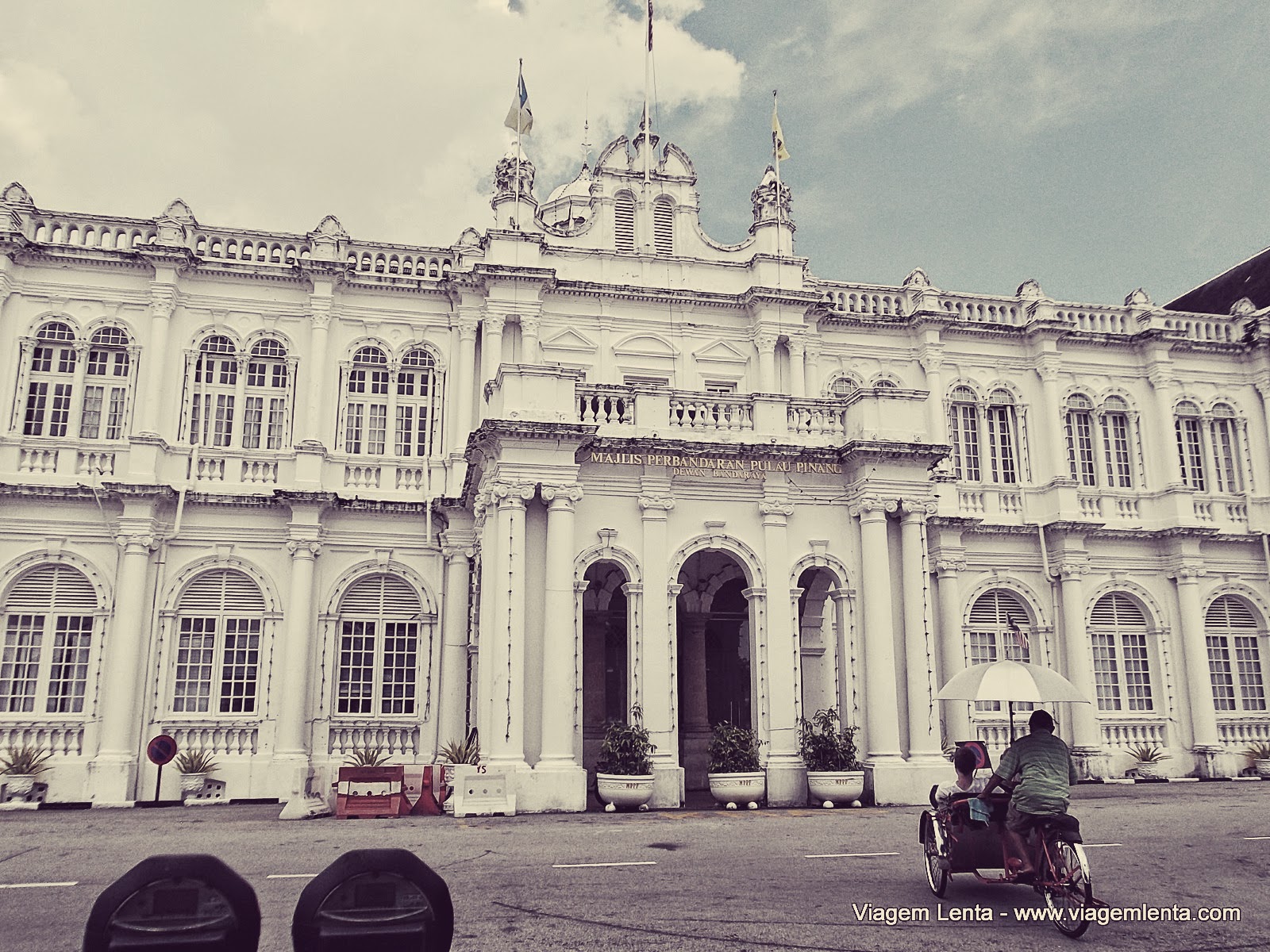 Dias 91 a 94 da viagem: Georgetown, ilha de Penang, Malásia Relato da viagem à bela ilha de Penang, capital Georgetown, na Malásia. Trilha no Parque Nacional e a herança inglesa do século XVIII.