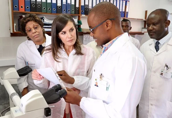 The cyclone affected the center of Mozambique and hit its second most populated city, Beira. Queen Letizia is wearing Hugo Boss