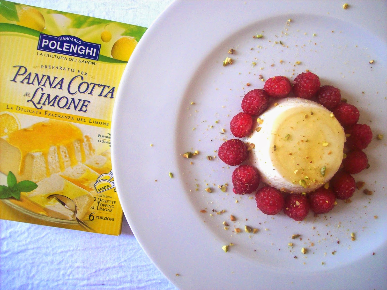 Gustorie Panna cotta con sciroppo al limone, lamponi e pistacchio