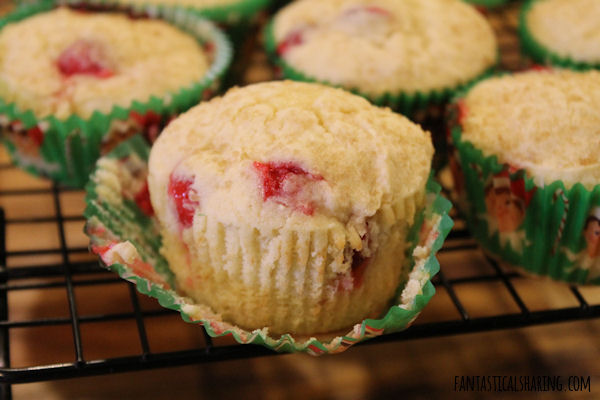 Cranberry Cream Cheese Muffins // These sweet muffins have a burst of tart cranberry - the perfect winter breakfast! #recipe #breakfast #muffins #cranberry #winter