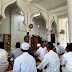 Kapolsek Peureulak Timur Bersama Anggota Melaksanakan Shalat Jumat Di Mesjid Baitul A'la, Alue Tho