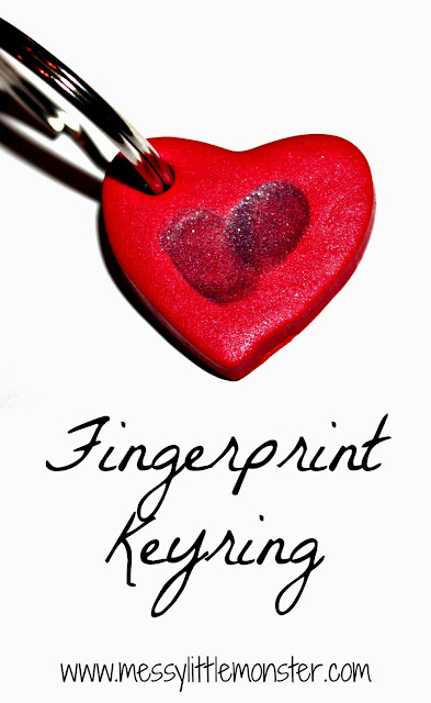 Instructions on how to make a simple fingerprint keyring keepsake.  The heart shape makes this a perfect Valentines craft.  A great keepsake craft  for toddlers, preschoolers. 