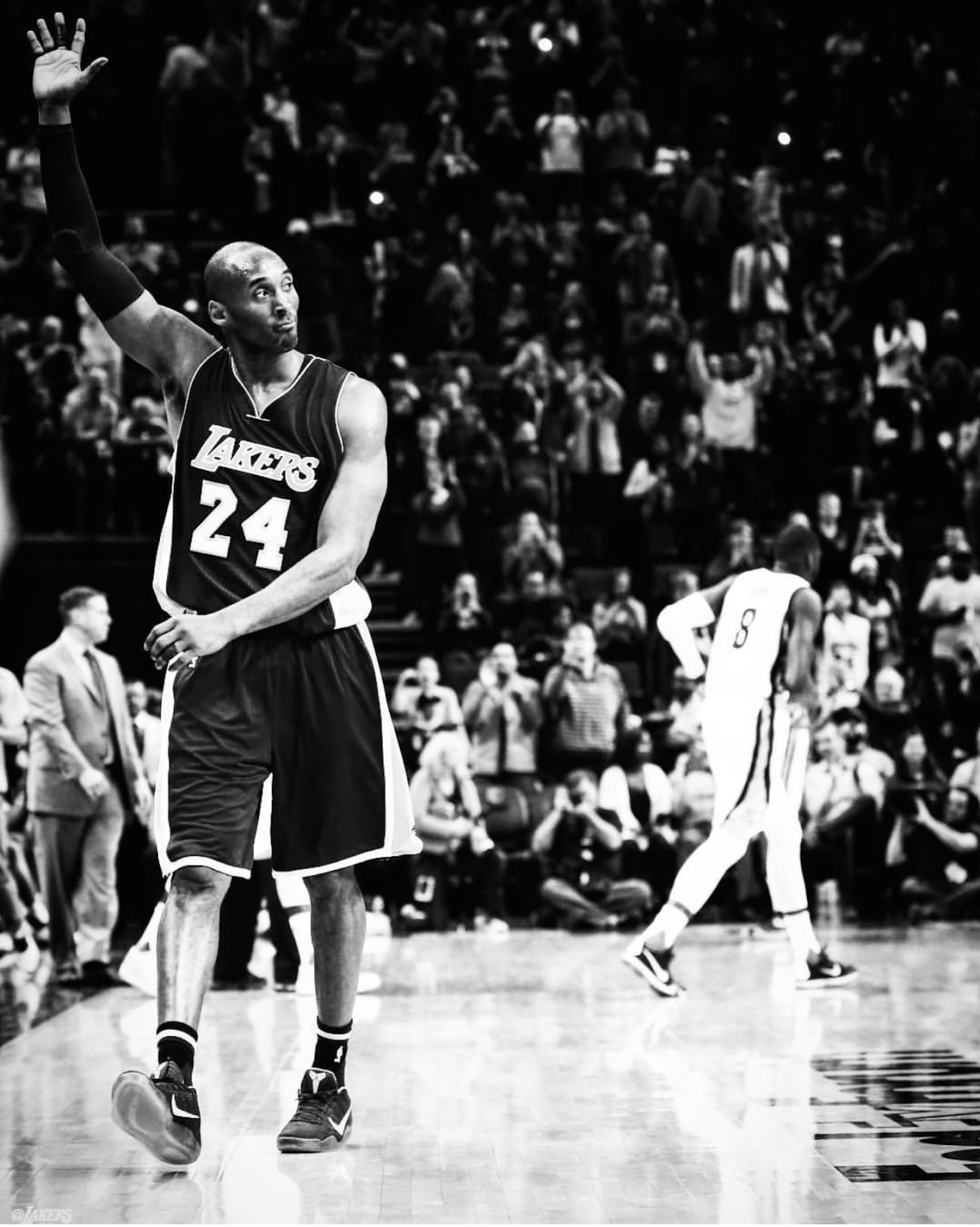 Forum vs. Постеры NBA черно белые. Коби Брайант черно белое фото. Черно белая фото баскетболист. Memphis Grizzlies обои.