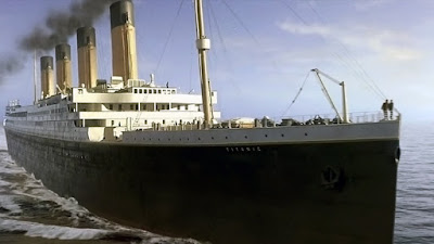 Sejarah Tenggelamnya Kapal Titanic Sejarah Tenggelamnya Kapal Titanic Tragedi 15 April 1912 merupakan peristiwa sebuah kapal penumpang super Britania Raya bernama Titanic yang tenggelam di Samudra Atlantik Utara pada tanggal 15 April 1912 setelah menabrak sebuah gunung es pada pelayaran perdananya dari Southampton, Inggris ke New York City. Tenggelamnya Titanic mengakibatkan kematian sebanyak 1.514 orang dalam salah satu bencana maritim masa damai paling mematikan sepanjang sejarah. Titanic merupakan kapal terbesar di dunia pada pelayaran perdananya. Satu dari tiga kapal samudra kelas Olympic dioperasikan oleh White Star Line. Kapal ini dibangun pada 1909 sampai 1911 oleh galangan kapal Harland and Wolff di Belfast. Kapal ini sanggup mengangkut 2.224 penumpang. Ketika kapal tersebut tenggelam ke dalam laut, kedua bagian tersebut menjunam dalam cara berlainan. Bahagian haluan yang runcing mendatar kira-kira 609 m (2,000 kaki) di bawah permukaan dan mendarat dengan agak perlahan. Bahagian buritan bagaimanapun tenggelam dengan laju ke dasar lautan; badan kapal terburai akibat penguncupan udara yang terperangkap dalam kapal. Bahagian buritan kapal menghentam dasar pada kelajuan tinggi, terbenam jauh ke dalam lumpur. Bangkai Titanic masih ada di dasar laut, perlahan hancur di kedalaman 12.415 kaki (3,784 m). Sejak ditemukan kembali pada