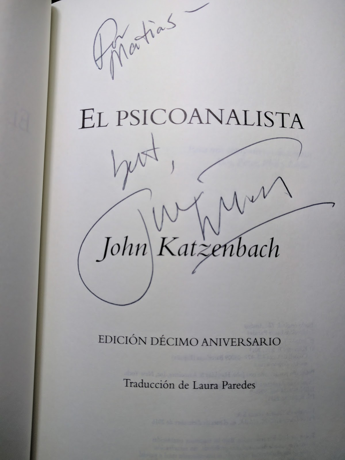 Ahora hablemos del libro en sí, en pocas palabras me encantó, amé todas y cada una de sus poco más de quinientas páginas, hace tiempo que no leí un thriller ...