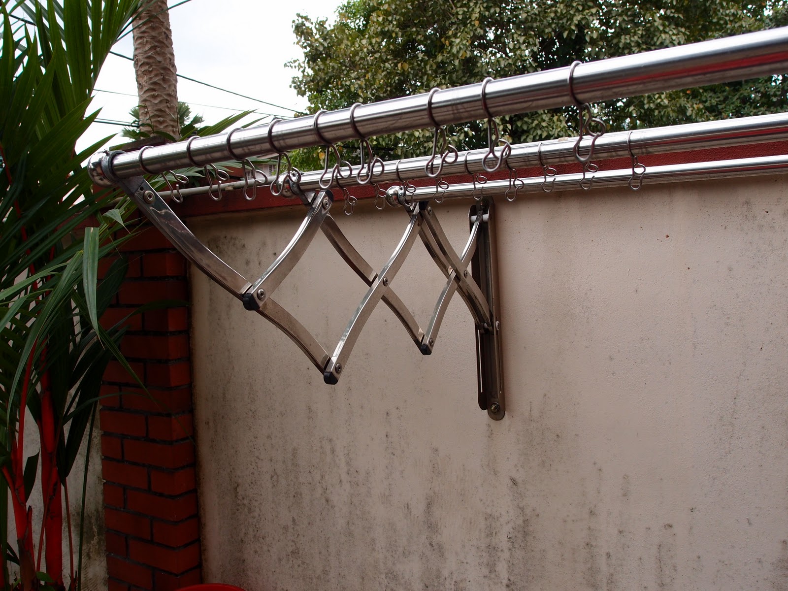 Xing Fu RETRACTABLE WALL MOUNTED CLOTHES