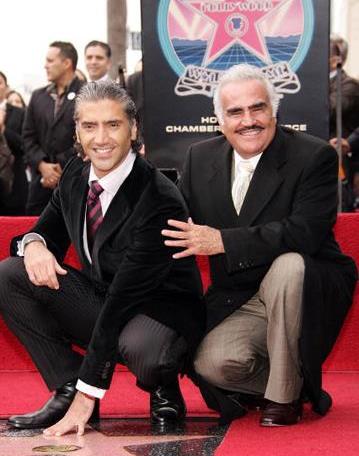 Vicente y Alejandro Fernández Foto de Vicente Fernández junto a Alejandro Fernández felices