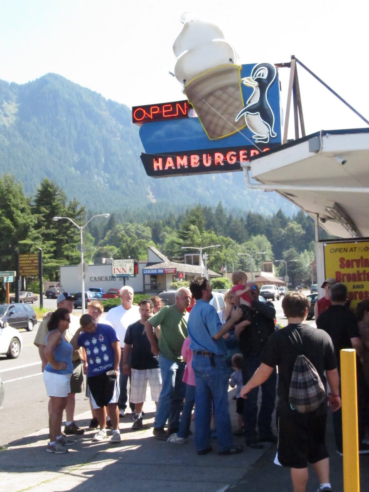 BIG GUY SHARING FOOD Eastwind Drive In cascade locks , oregon