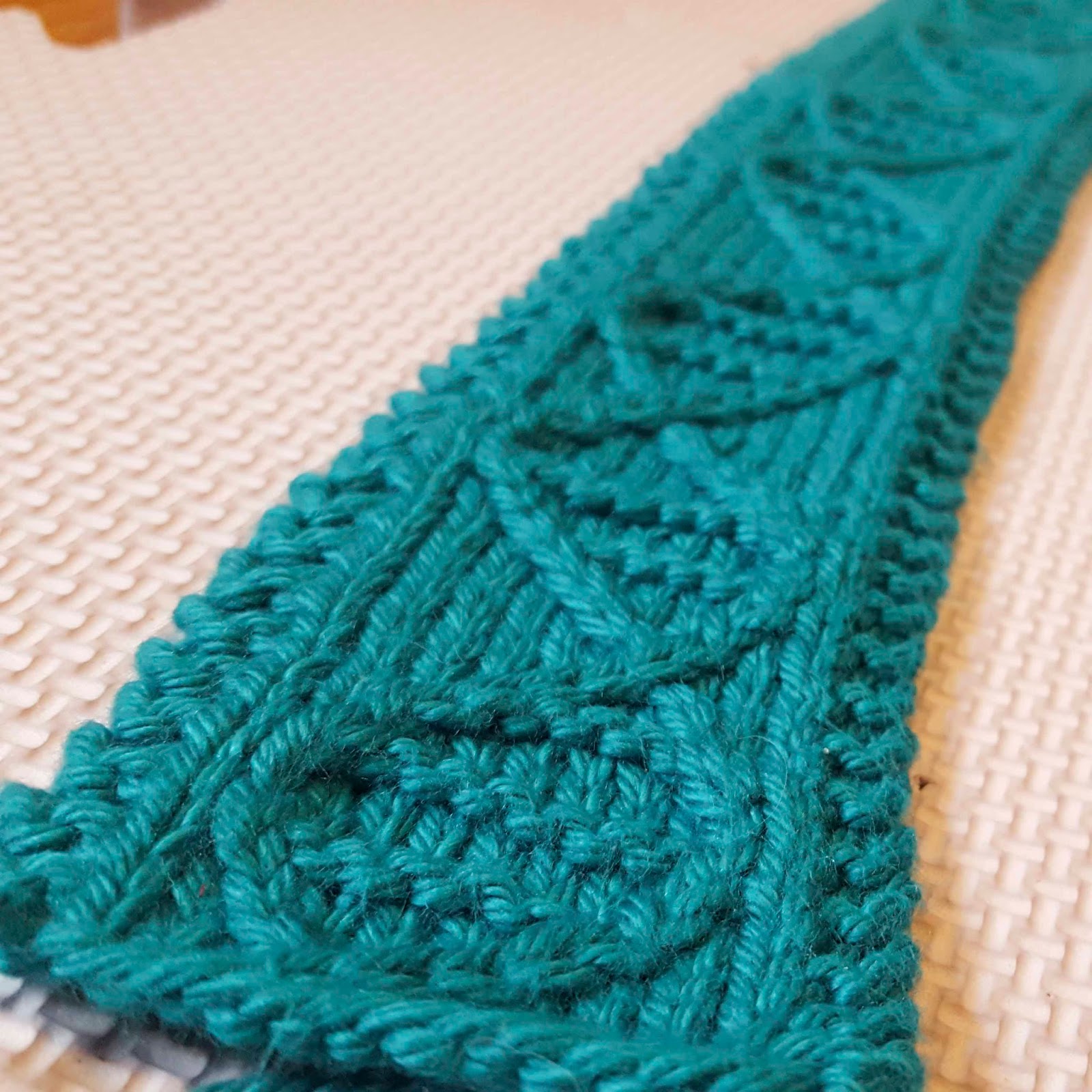 ChemKnits: GENEie Plasmid - A DNA Cable Headband