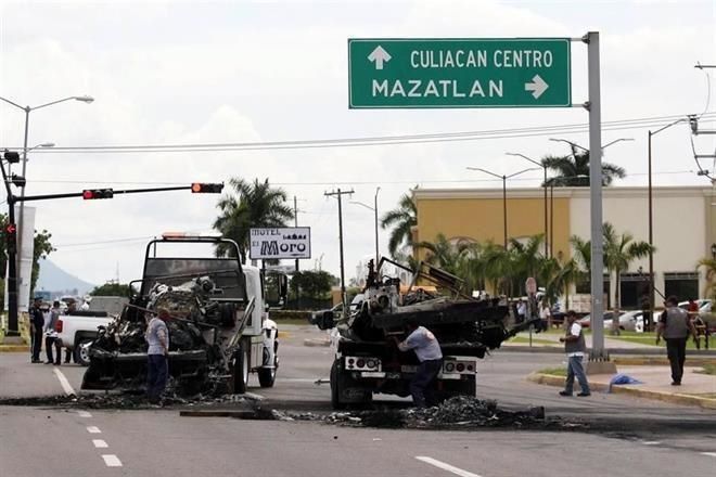 Siguen "levantando" policias..van 3, ayudaron a convoy militar emboscado en Sinaloa... los propios compañeros "ponen dedo" ?  5532886