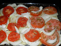 Tomates y cebollas cortados para gratinar