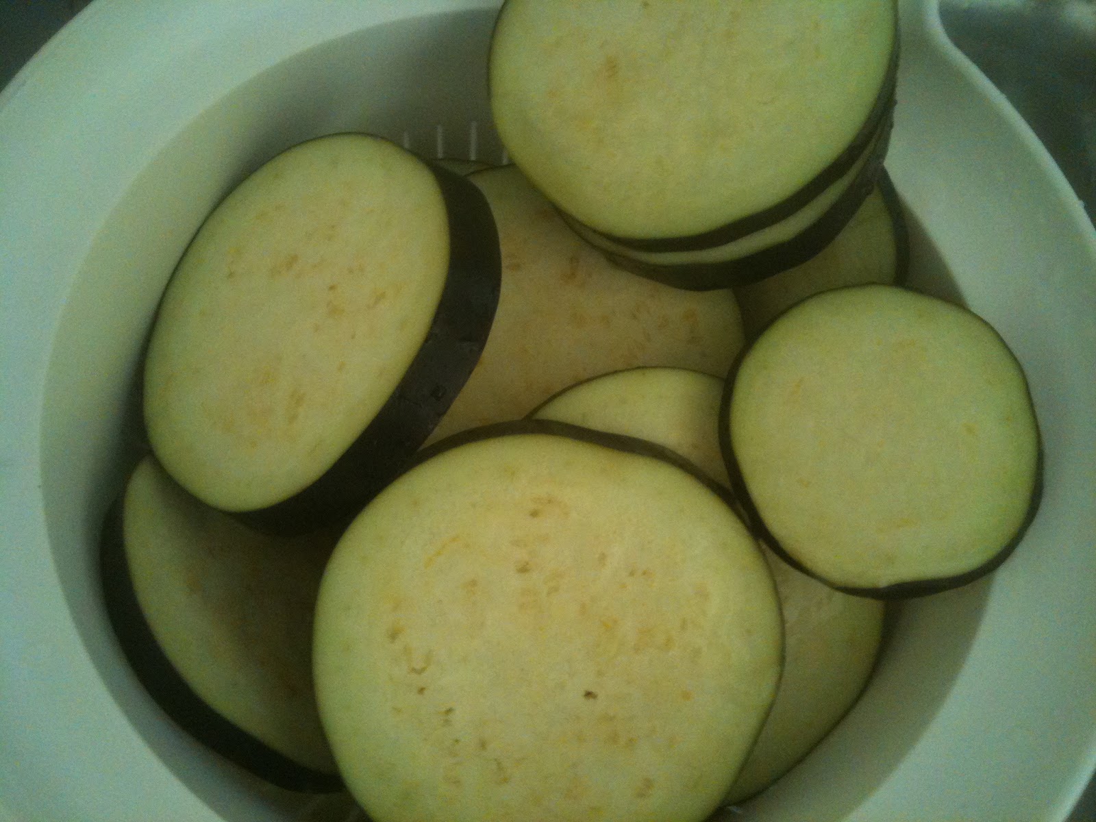 Hiidenuhman keittiössä Parmesaanimunakoiso ja marinarakastike