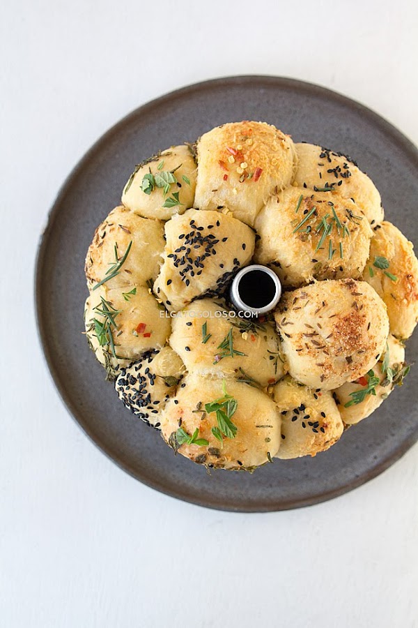 Monkey Bread salado con mantequilla, ajo, queso y hierbas y semillas, fácil, delicioso y muy llamativo. Hermoso!. Receta vía www.elgatogoloso.com