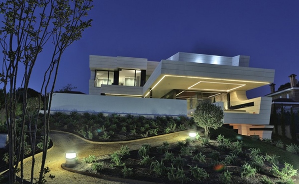 Rumah Balkon Modern dengan Sentuhan Futuristik
