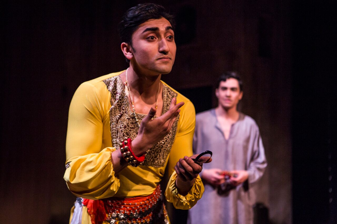 Бача базей. Халед хоссейни бача бази. Афганские танцующие мальчики бача бази. Традиция бача бази в афганистане. Бача базей.