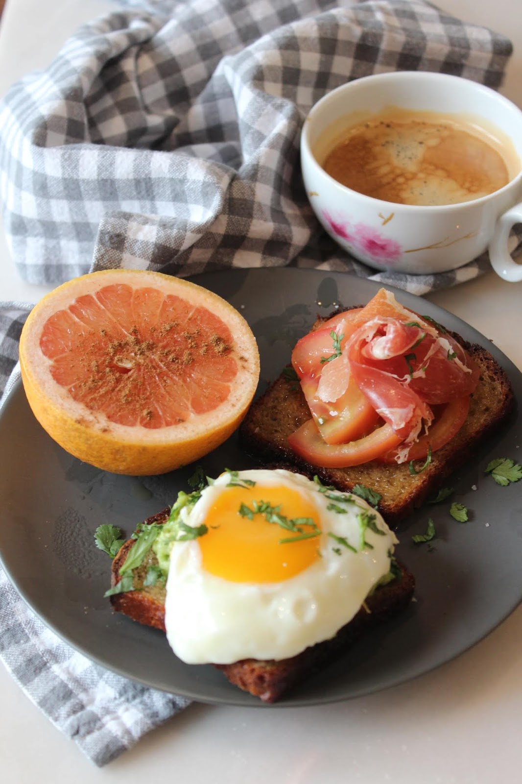 Mini - Brunch: Tostas de Pasta de Abacate e Ovo e Tostas de Tomate e Presunto