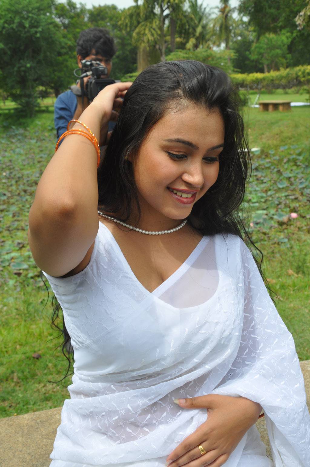 Masala Hots New Tamil Actress In White Sleeveless Saree Blouse Photos
