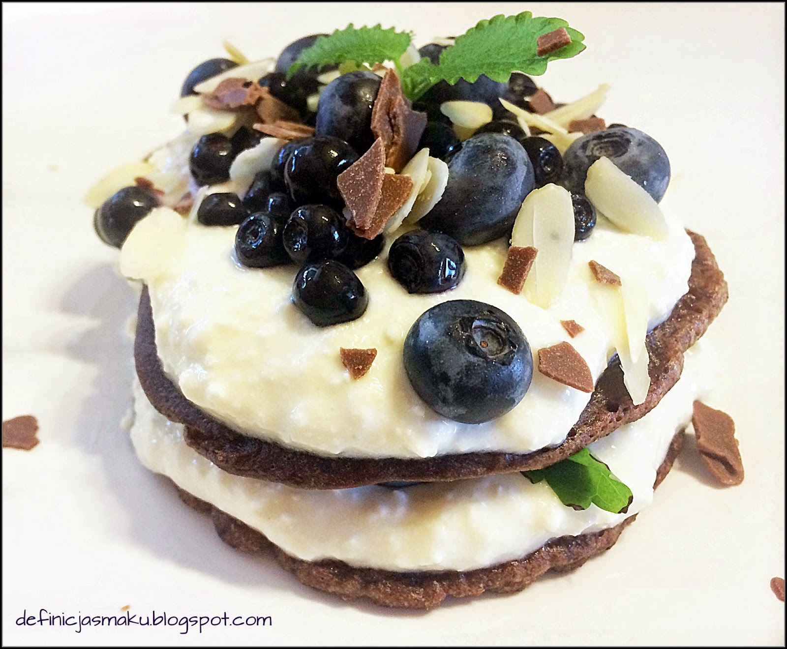 Czekoladowe pancakes z cytrynowym twarożkiem, jagodami, borówkami i