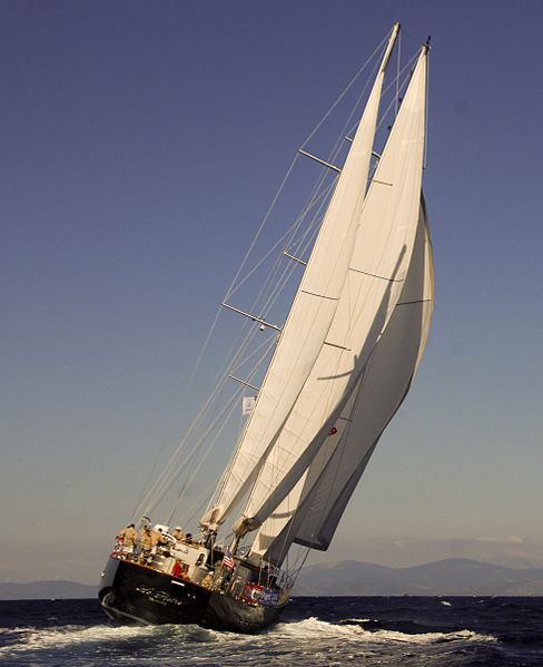 Gambar Perahu Layar Yacht posisi miring tertiup angin