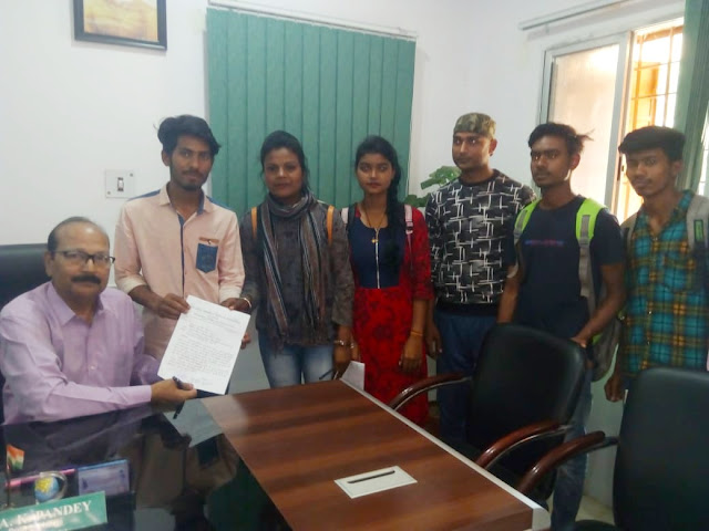 ऑल इंडिया डेमोक्रेटिक स्टूडेंट ऑर्गनाइजेशन के ओर से प्राचार्य महोदय द्वारा कुलपति महोदय को सौंपा गया ज्ञापन