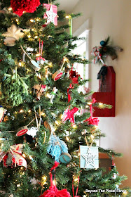 Home For the Holidays Christmas Home Tour http://bec4-beyondthepicketfence.blogspot.com/2014/12/home-for-holidays-days-of-christmas.html