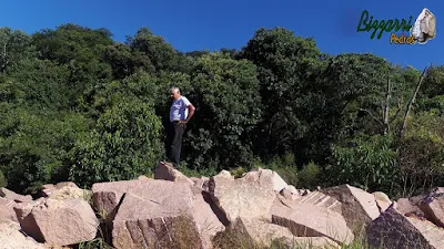 Bizzarri, da Bizzarri Pedras, fazendo o que mais gosta, garimpando pedras ornamentais na pedreira. Gosto de garimpar essa pedra de granito de cor rosa pois já imagino ela sendo colocada em cada construção com pedra que vou executando, os lagos ornamentais, os muros de pedra e o paisagismo com pedra.