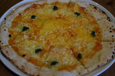 鳥取の自家製天然酵母のパン屋タルマーリー　トマトソースとチーズのピザ