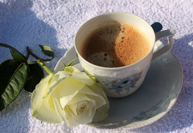 احلى فنجان قهوة مع الورد