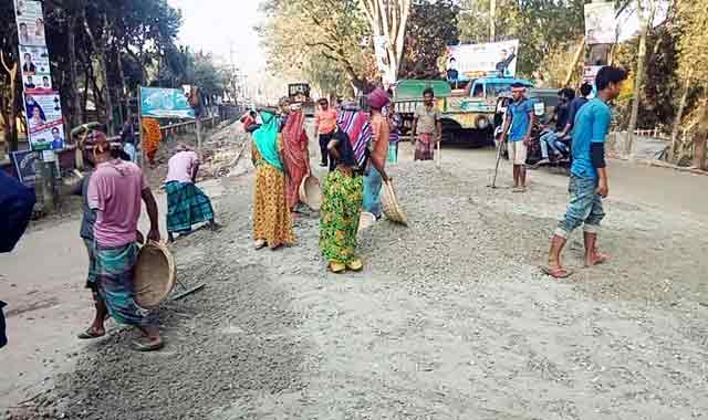 Although the reform of the road in Belkuchi will not reduce the accidents of the accident বেলকুচিতে রাস্তার সংস্কার হলেও কমবেনা দূর্ঘটনার আসংঙ্কা