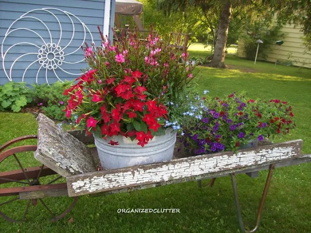 Galvanized Laundry Tub Planter Ideas #containergarden #annuals #junkgarden #gardenjunk