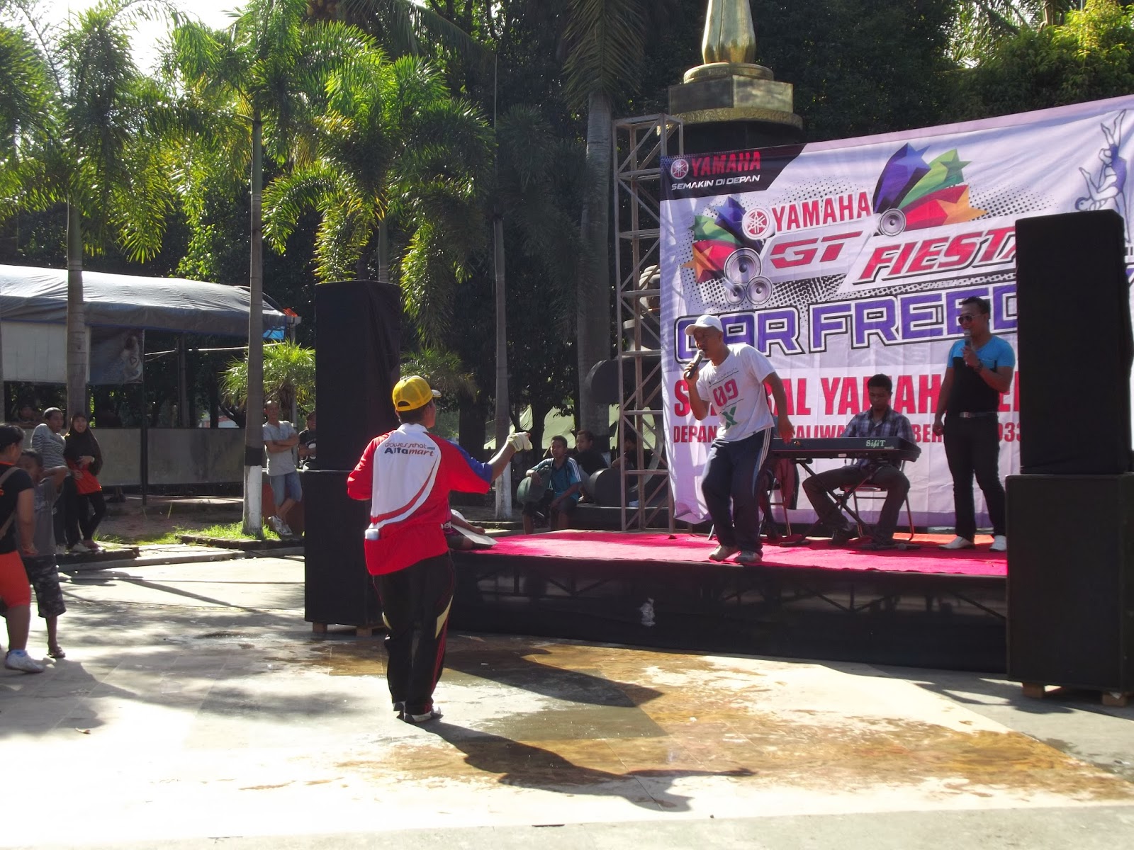 Pentas Hiburan Pameran Alutsista dan Car Free Day di Jember