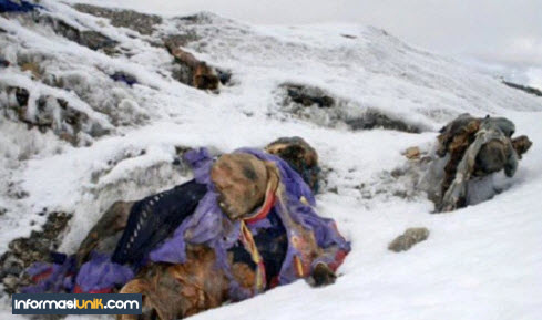 Mayat-mayat Beku di Gunung Everest dan Jasadnya Tergeletak Begitu Saja Mayat-mayat Beku di Gunung Everest dan Jasadnya Tergeletak Begitu Saja