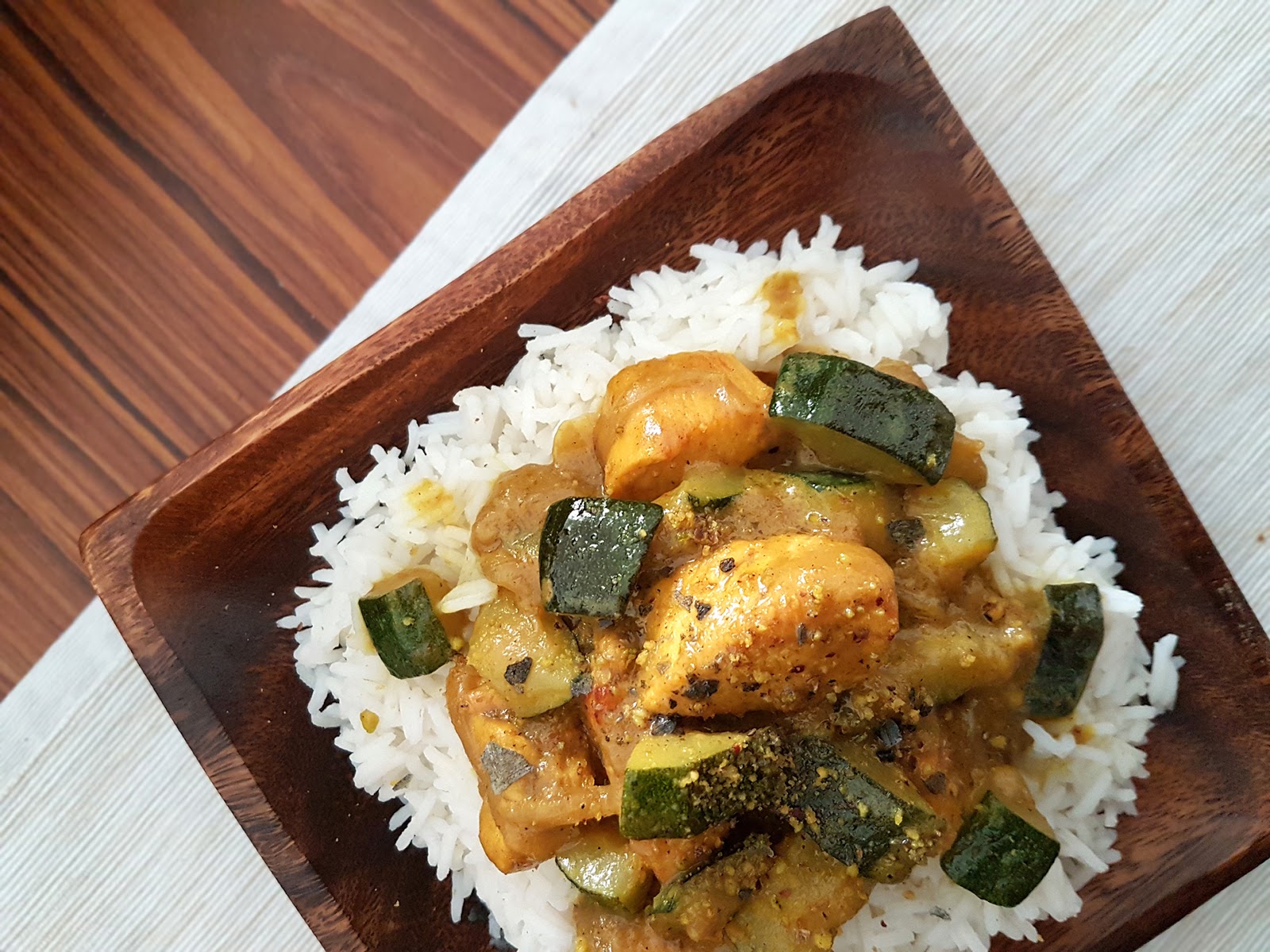Arroz basmati con leche de coco al curry, pollo y calabacín El